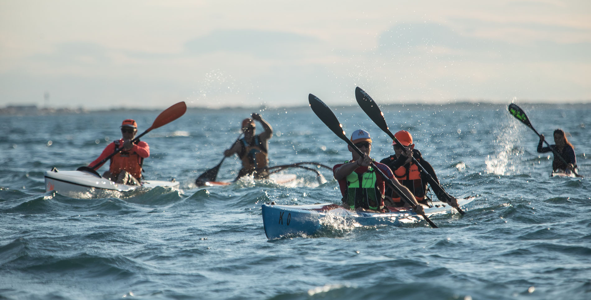 Groupe en kayak sur la mer Méditerranée