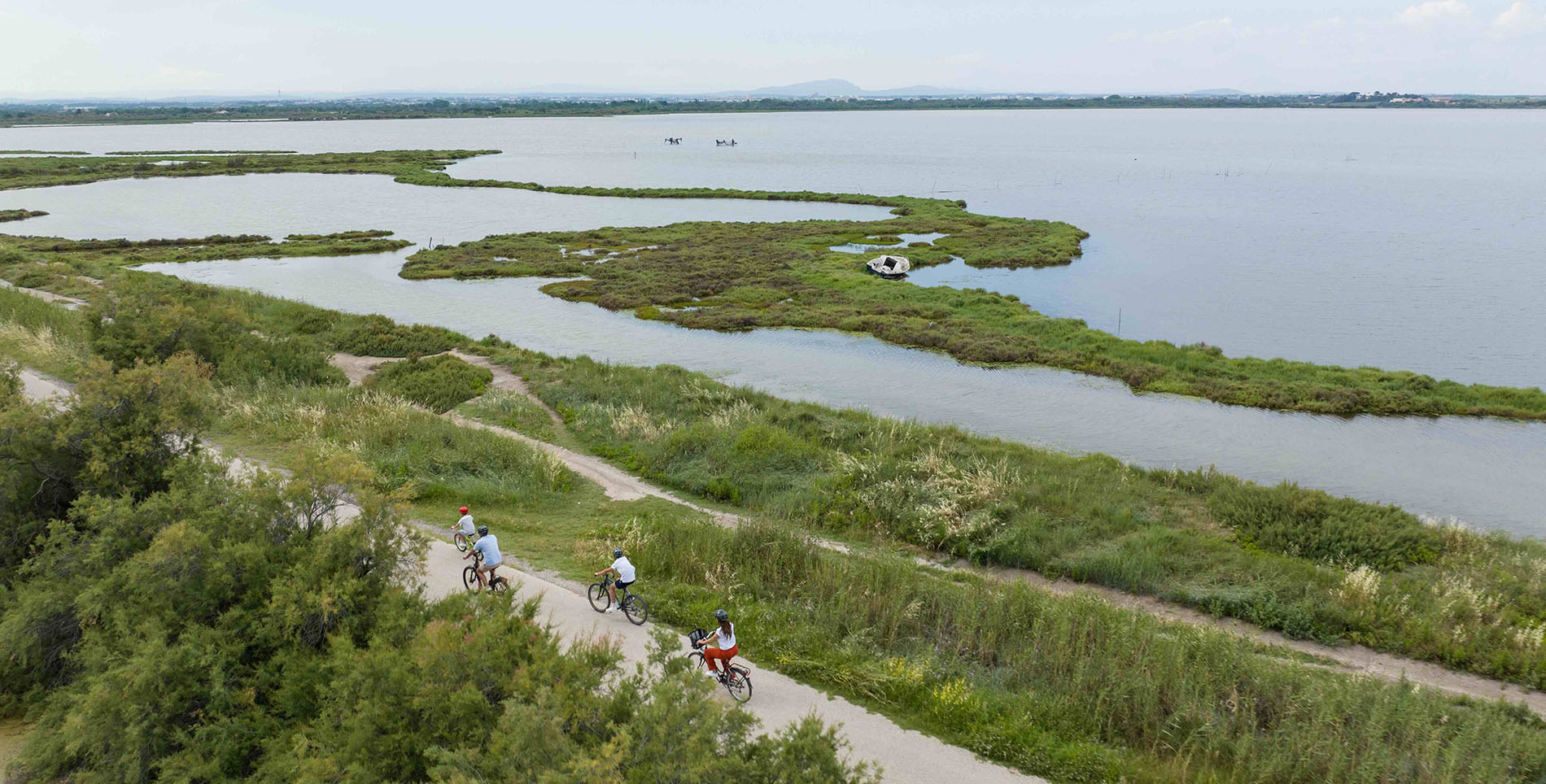 Balade à vélo en famille le long des étangs de Palavas